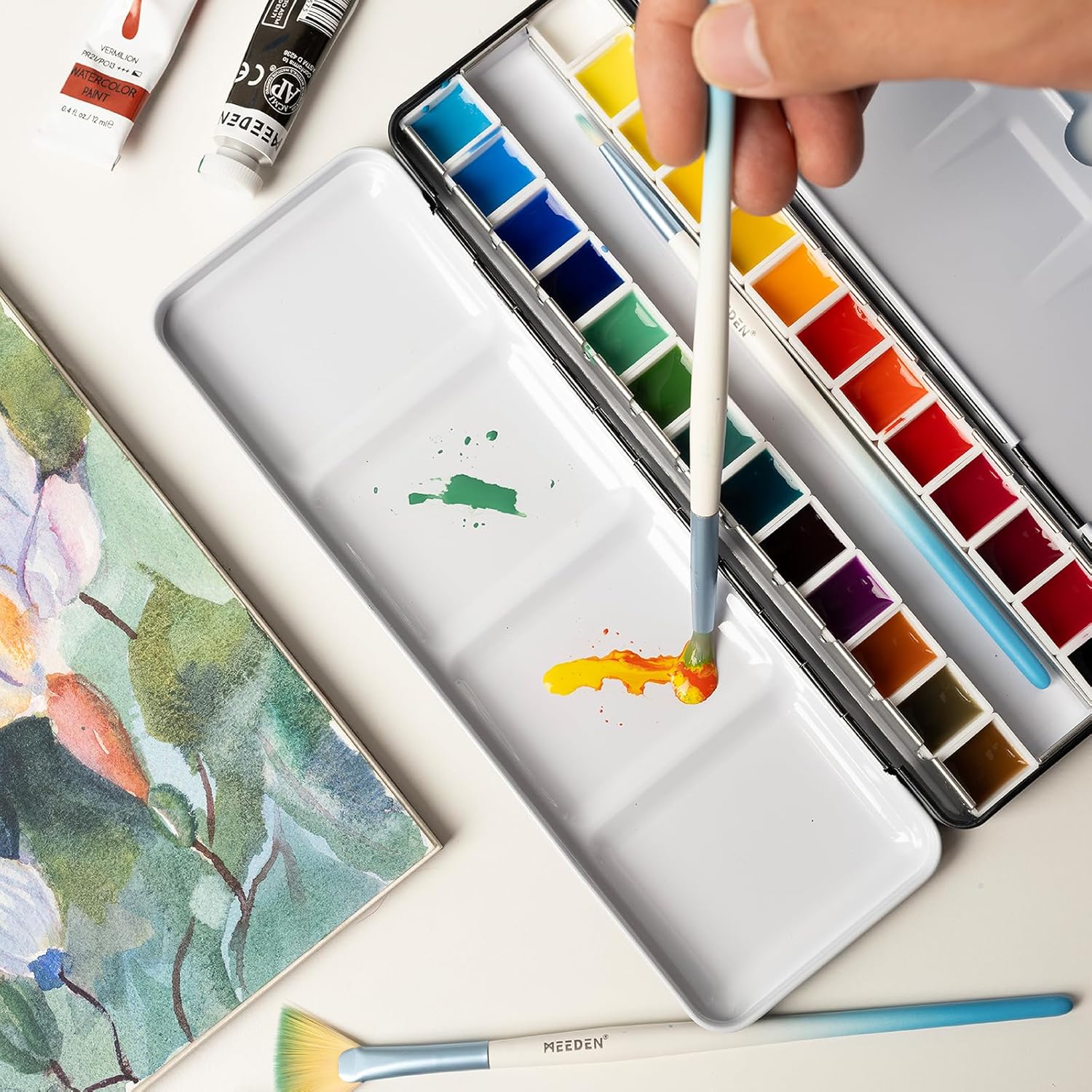 Aquarellkasten Metall leer mit Palette und Wasserpinsel 24 Mischfächer Emaille Malkasten für Aquarellfarben Gouache Nasspaletten mobil